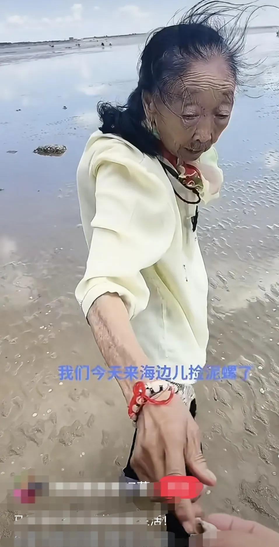 87岁的马玉琴真的是又黑又瘦，以前咋没觉得呢？看这小胳膊小腿，真像麻秸秆，后背也