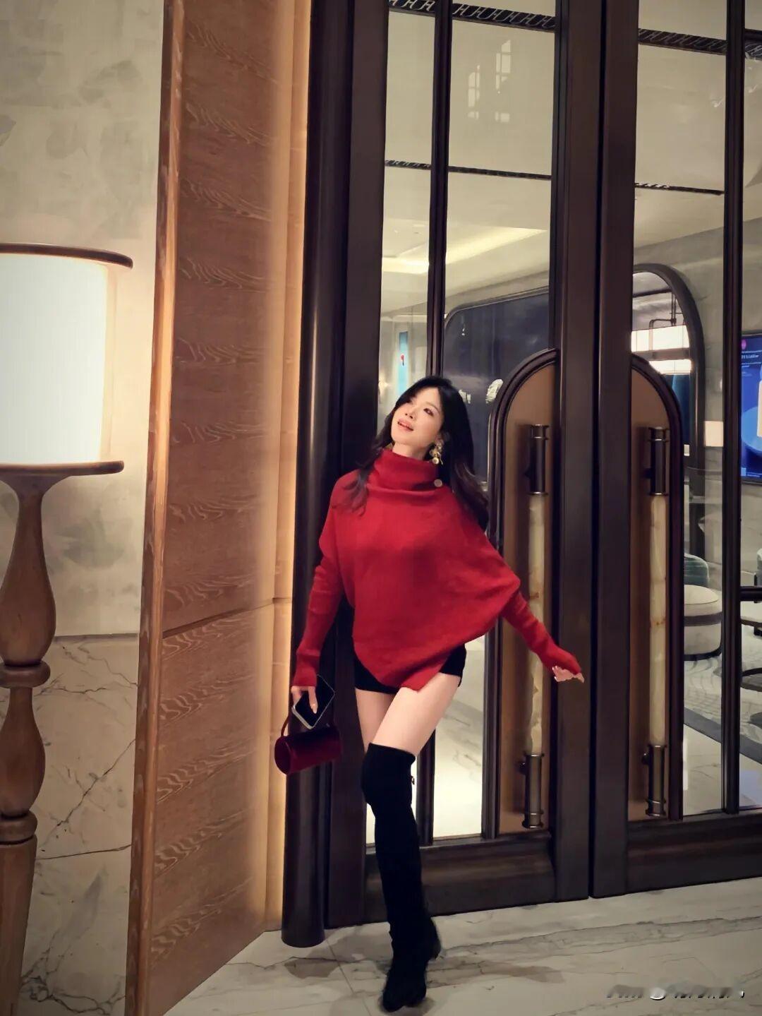 红毛衣一穿，长靴一配，秋冬的氛围感立刻拉满

这种搭配自带复古滤镜，瞬间梦回90