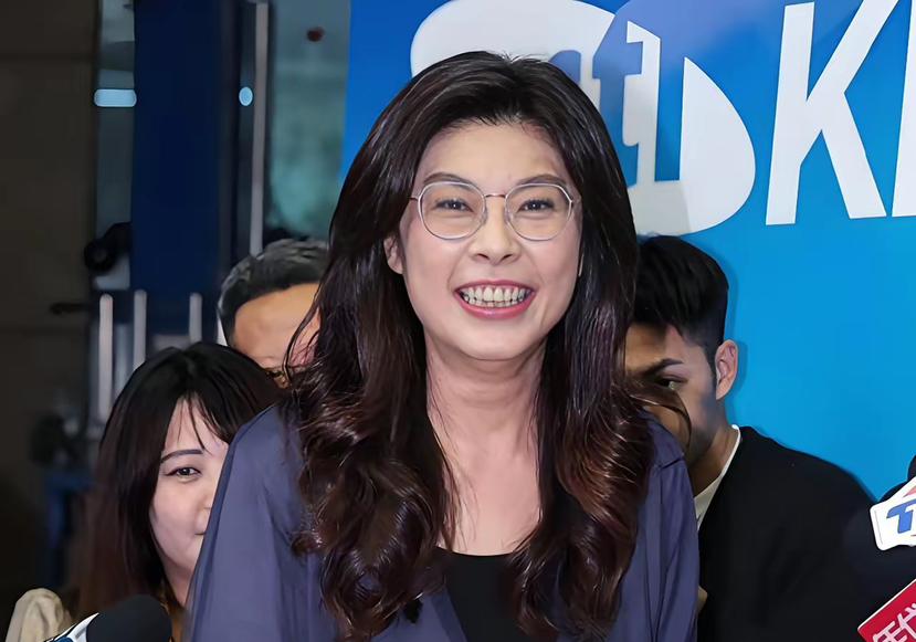 在军购案这件事上，因为美国的施压，蓝营内部现在分歧非常严重，郑丽文甚至有点儿被围