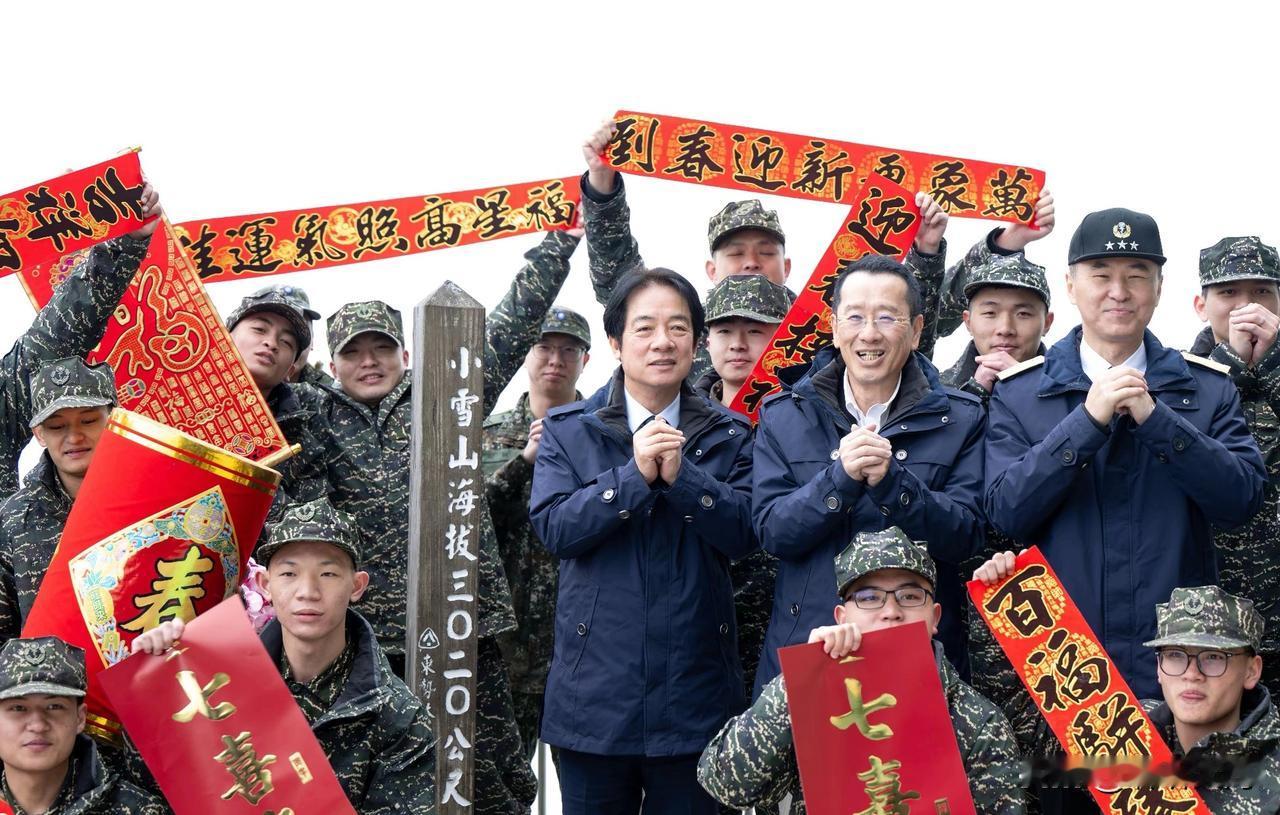 春节期间，岛内各路政治人物忙着跑庙祈福、发红包、走基层拜年，看似一片祥和，实则暗
