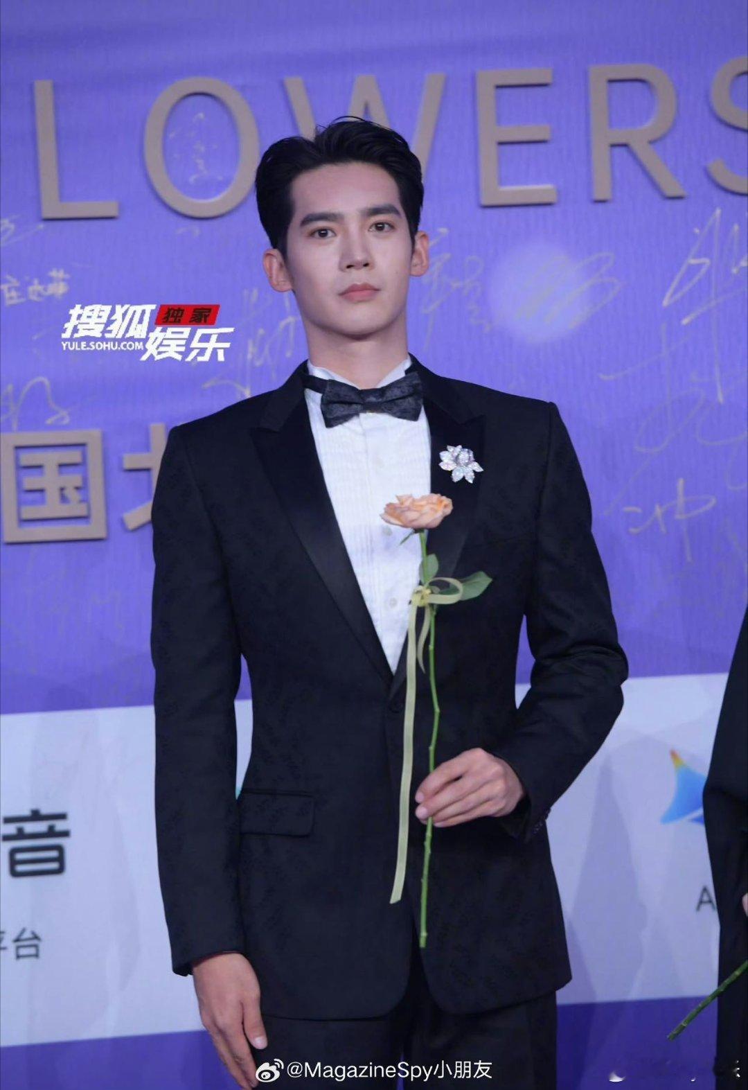 于适 型男来了百花奖红毯好权威的于适沉稳大气的暗纹礼服，小配饰加分不少，提名最佳