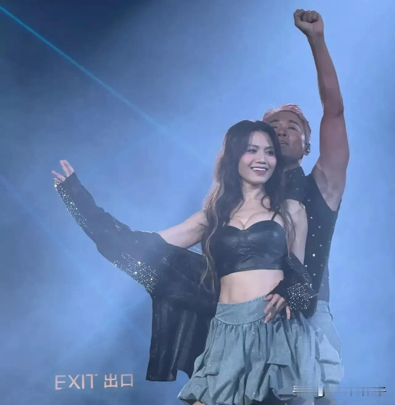 张馨月真的好大度，老公林峯和周秀娜贴身热舞！
林峯香港演唱会非常热闹，又唱又跳，