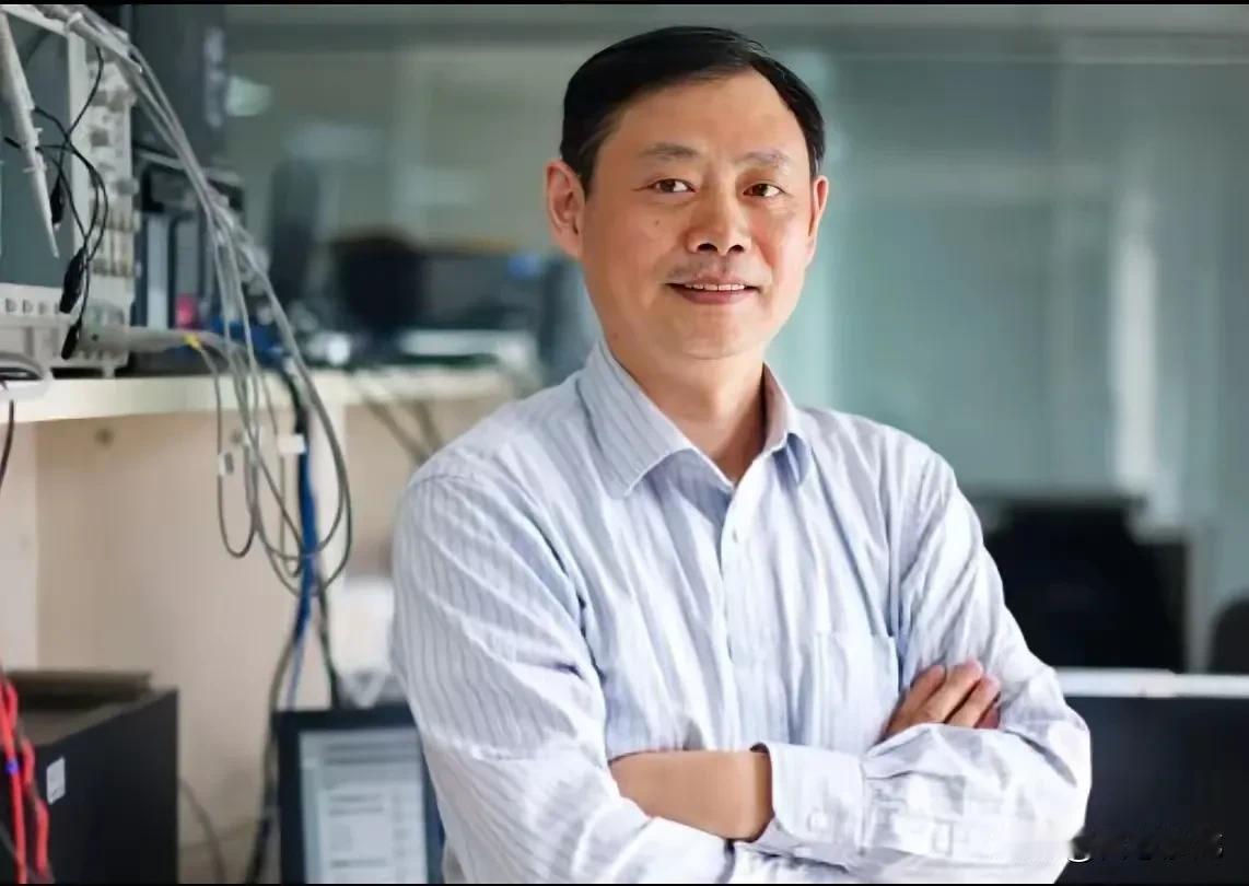 小米联合创始人周光平，猛一看很像接化发大师[我想静静]，据说供应商来小米开会，他