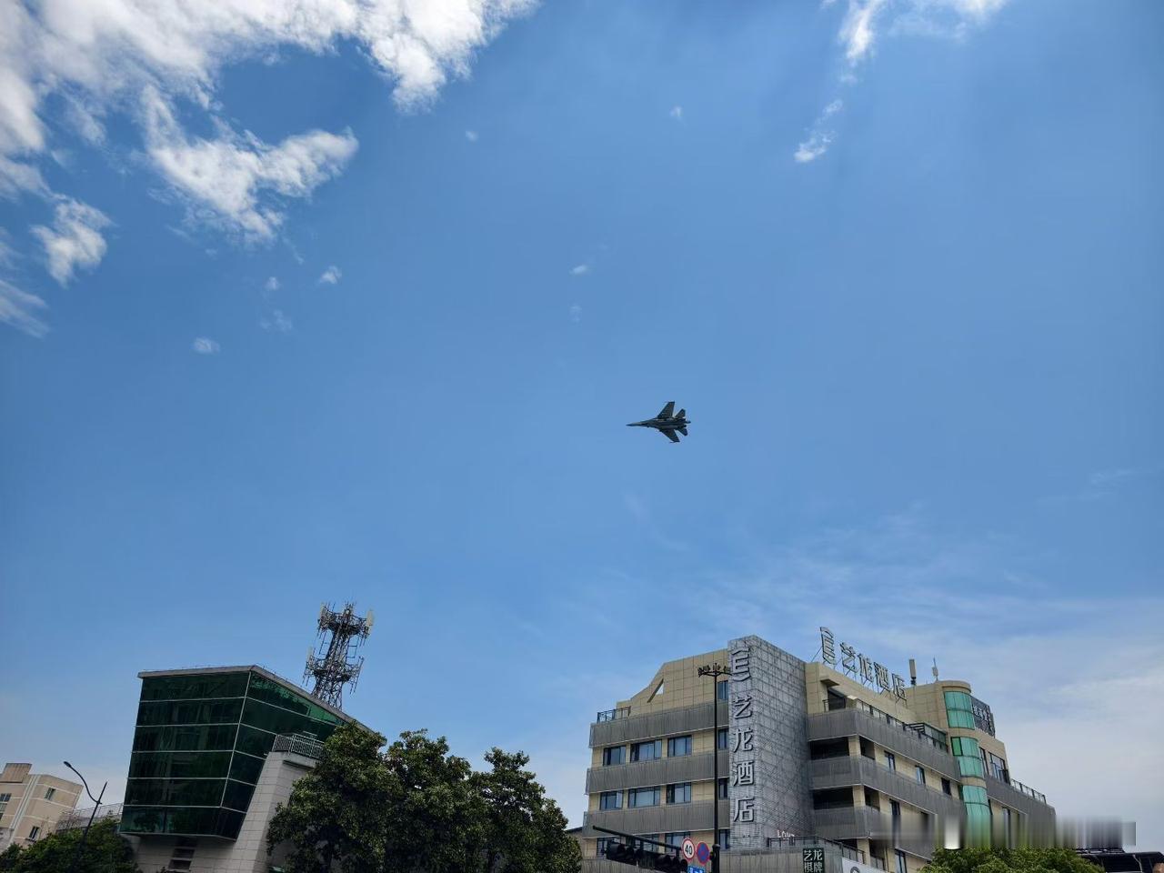 歼20出发了。