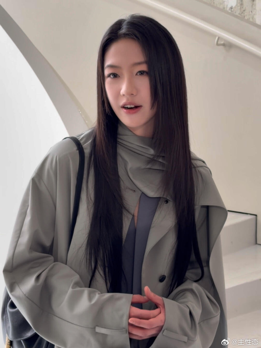 向涵之看秀造型，确实有种小汤唯的感觉，说话的调调都很像 