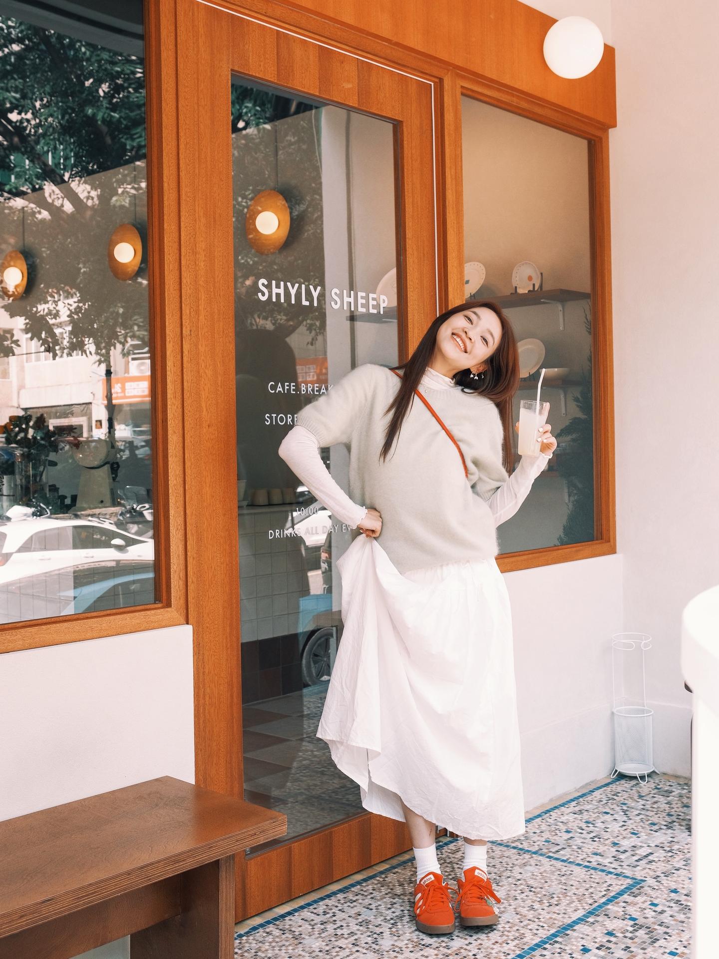 咖啡馆的氛围拍照📷。