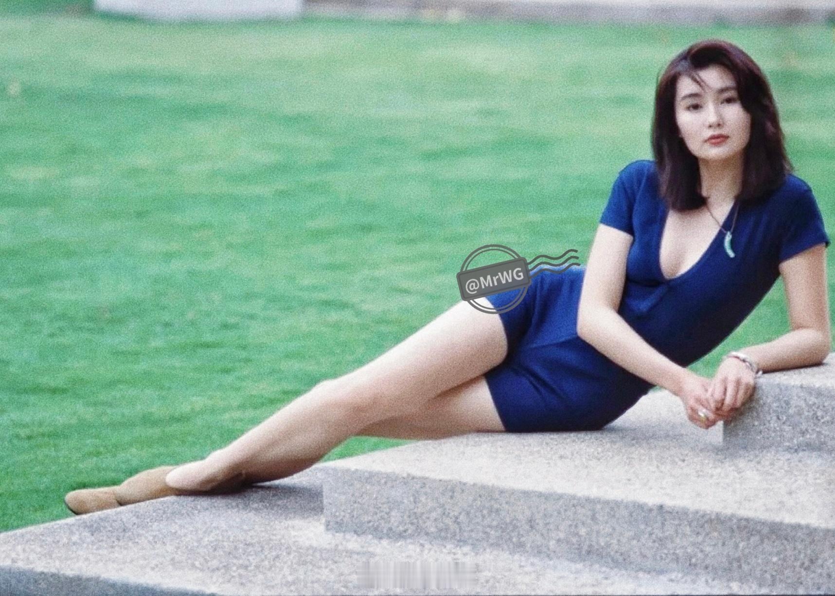 张曼玉[超话]独家扫描 纤纤柔丝的大长腿，如风拂柳，宛若青蛇。🐍期待与张曼玉的