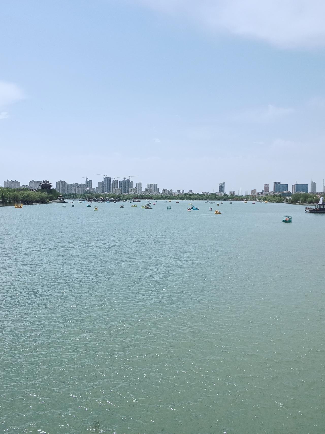 走在古城的石板路上，风里都是90年代的回声。
 
光岳楼的飞檐，还记着当年的热闹