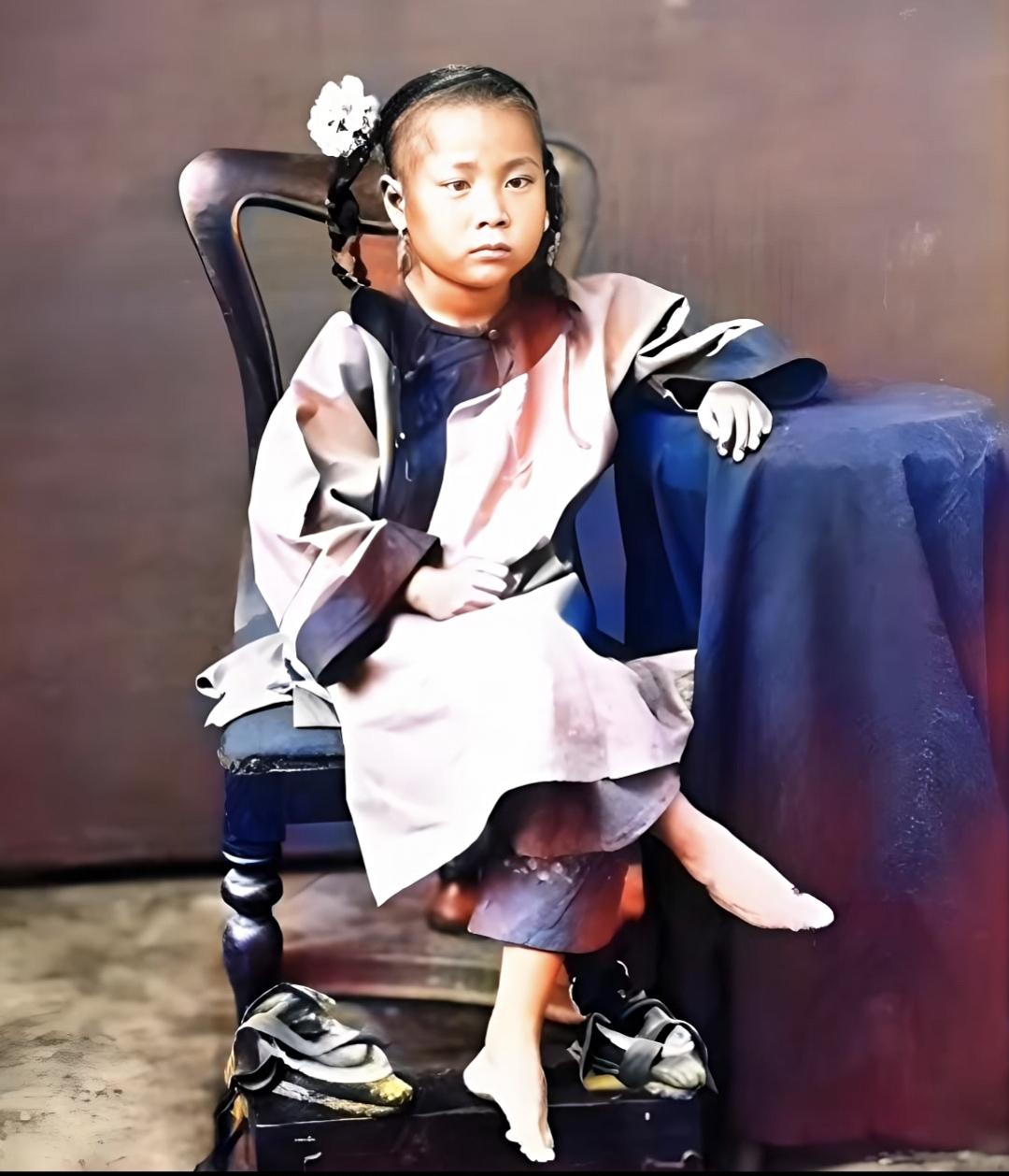 你觉得女人最高级的性感是什么从古至今，女人的脚都倍受关注。如图所示，是清末一位小