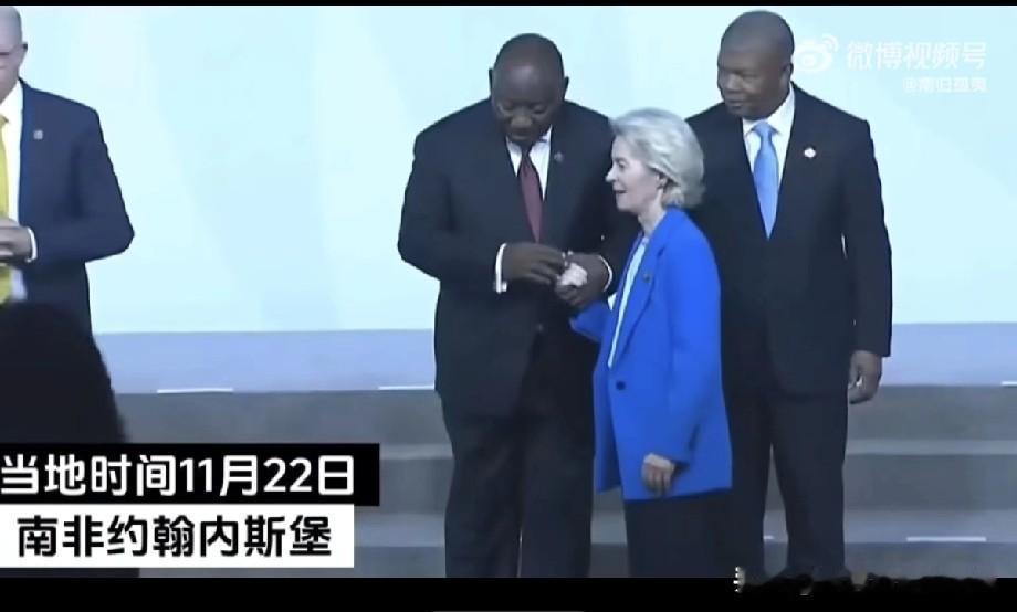 老黑有事是真上啊
在G20领导人的拍全家福的现场，南非总统前一秒还和其他国家的领