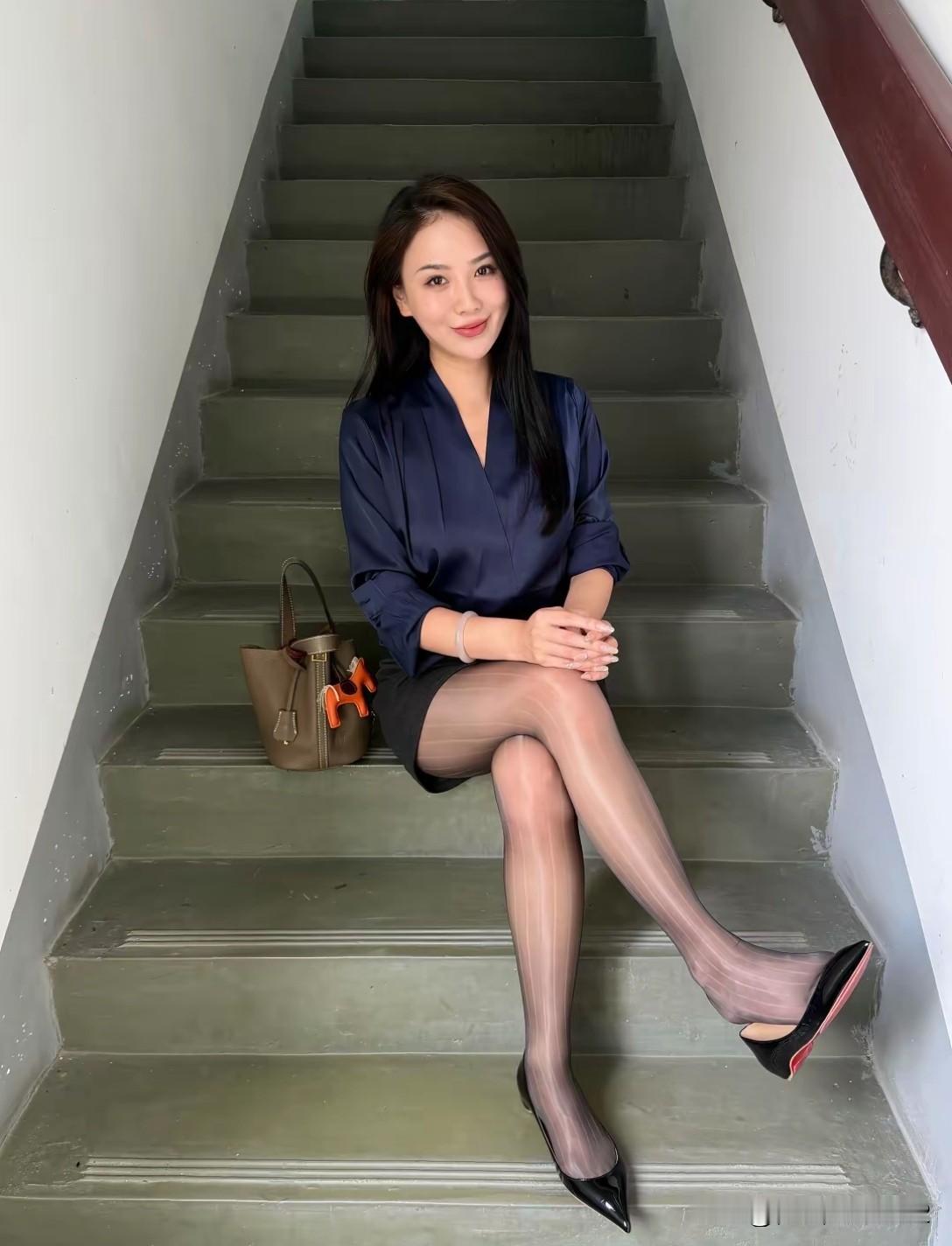 优雅坐楼梯，时尚穿搭，尽显女性魅力