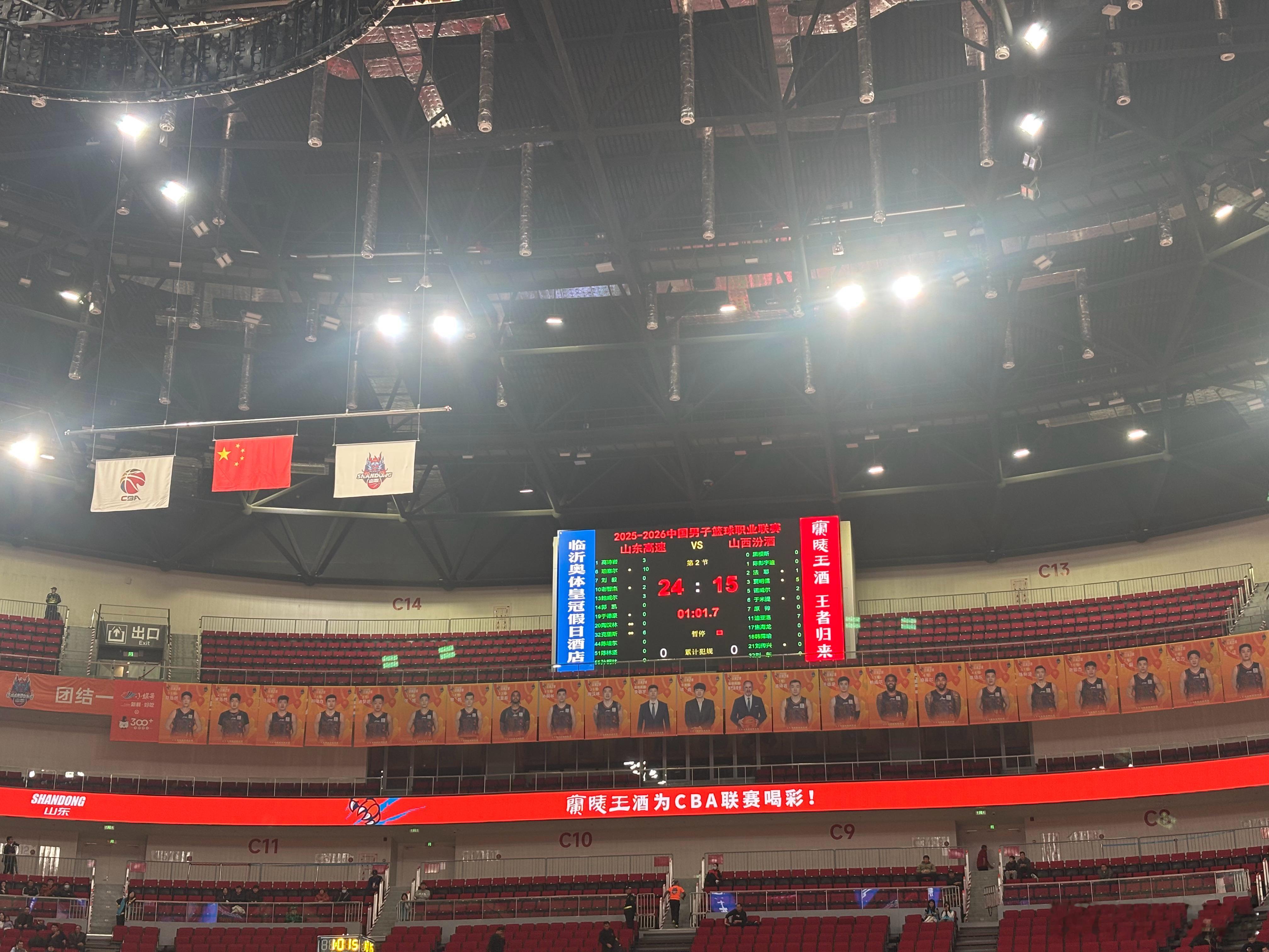 第一节外援打得不错，山西没太有手感。 临沂·临沂奥体公园体育馆