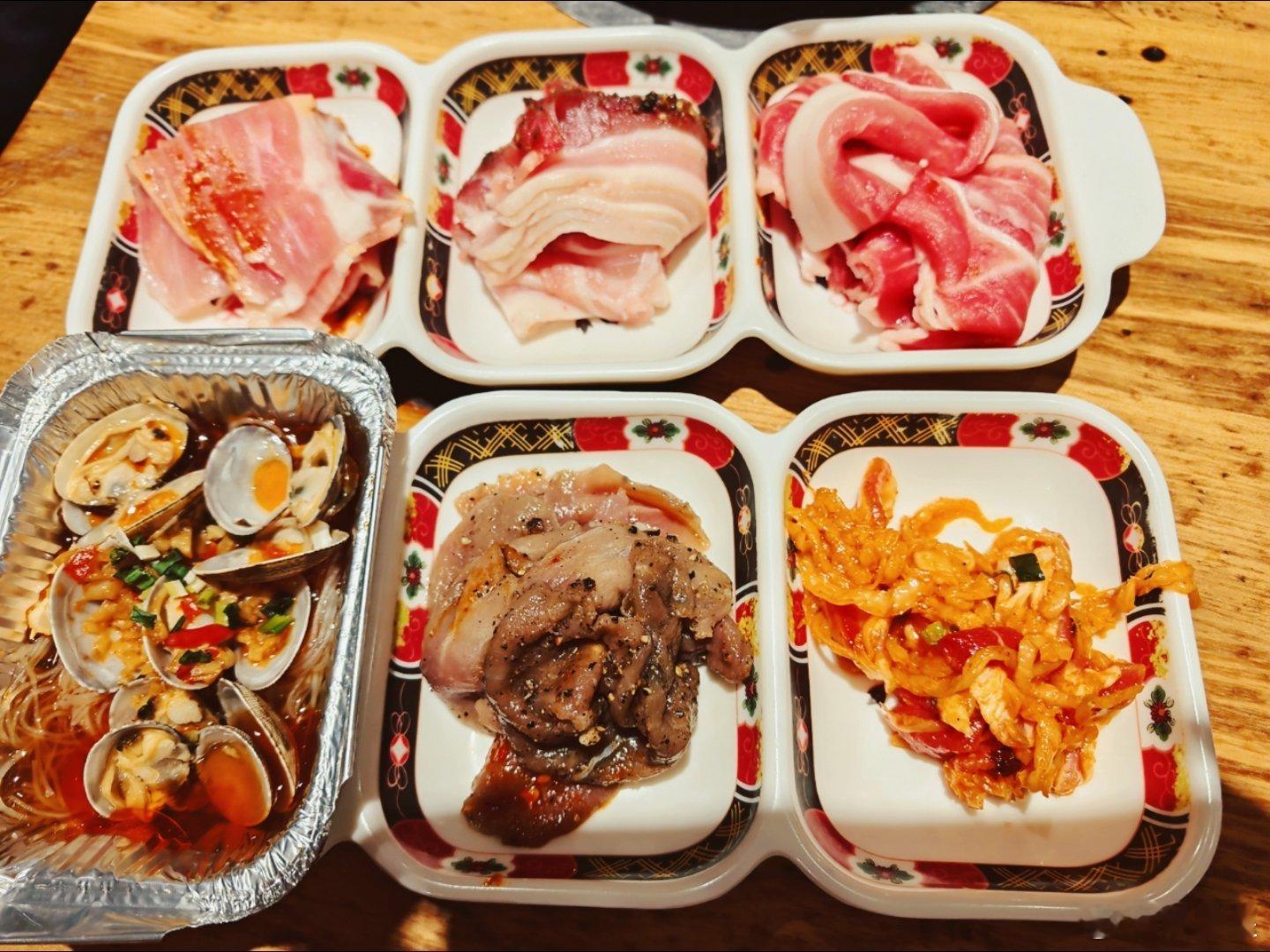 今天背着一一和他爹出来吃烤肉，前两年开业的时候来吃过，当时感觉还行啊，品种多海鲜