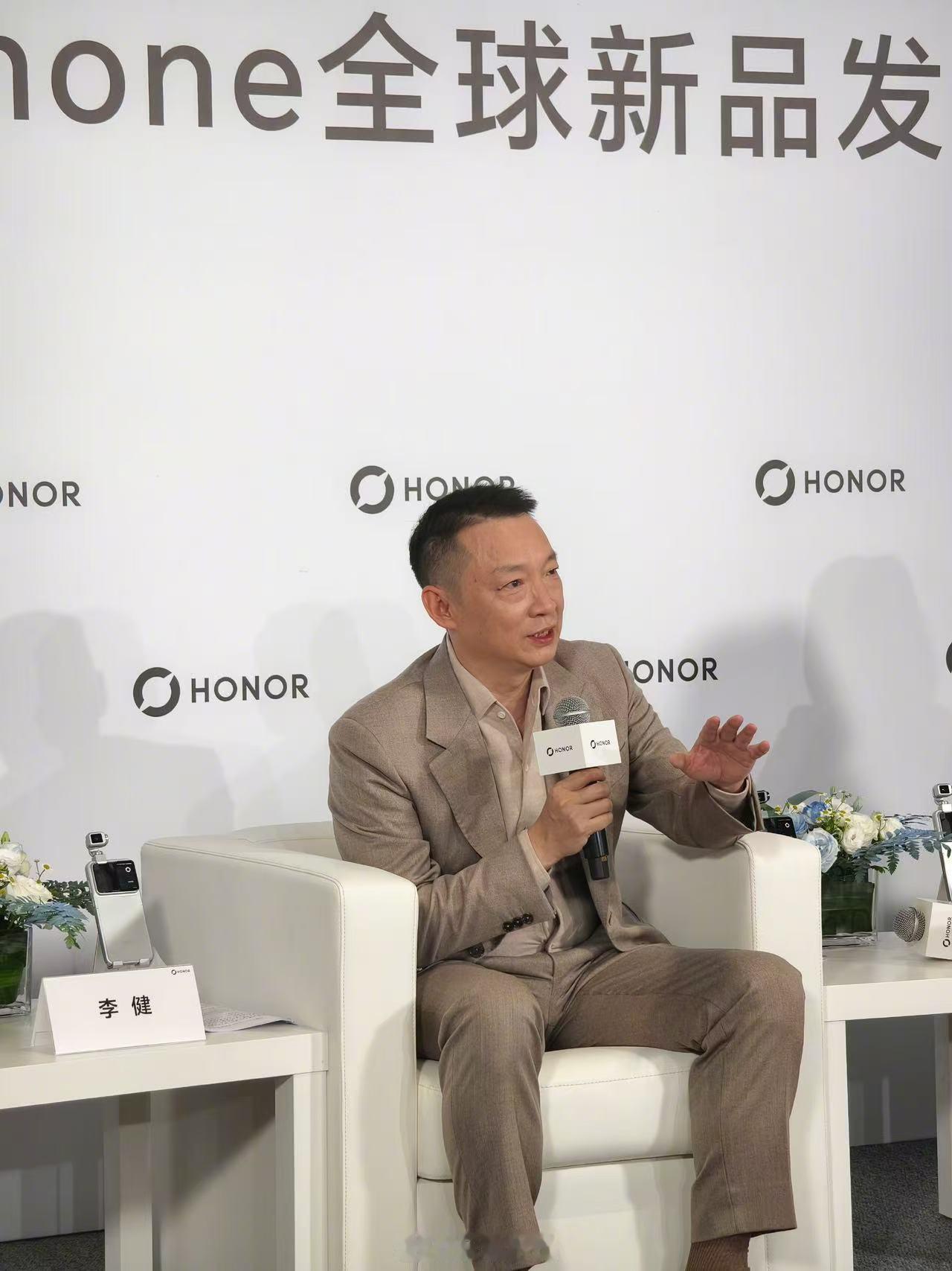 荣耀Robot Phone新品发布会后，CEO李健携产品线总裁方飞等高管接受媒体