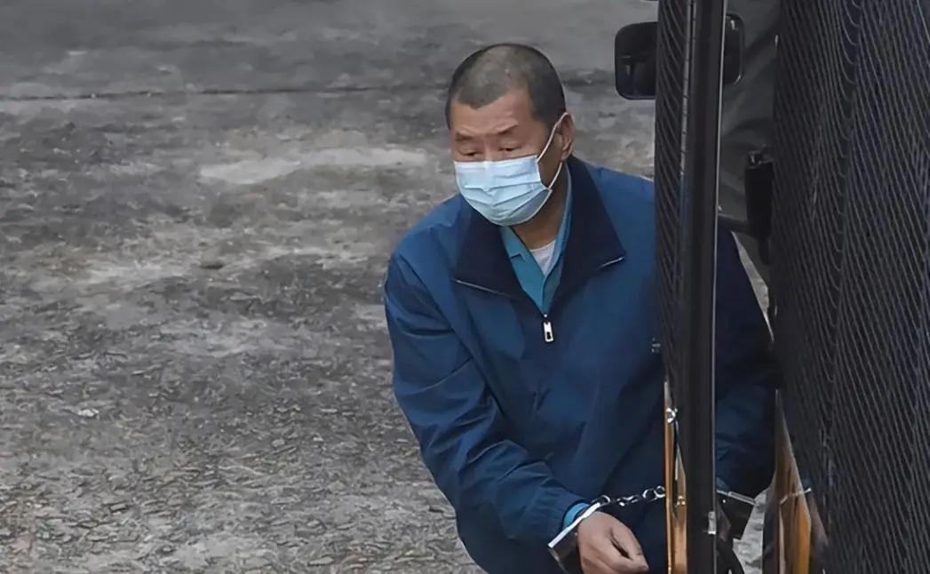 美国反将我们一军！12月18日，美国驻日大使馆刊文声称，针对黎智英案判决，美国国