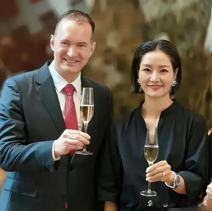 退役十年，李娜皮肤更白了，看着比十年前还年轻，真是越活越回头啊 ​​​