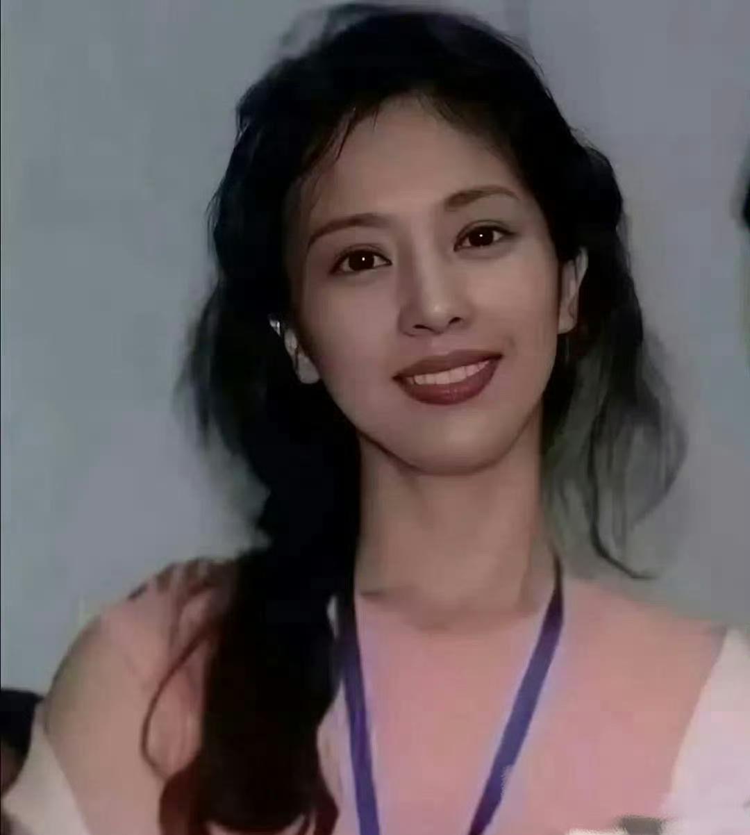 全网公认的“神仙姐姐”竟然自嘲是全家“颜值地板”，这话说出来谁敢信？
但你要是看