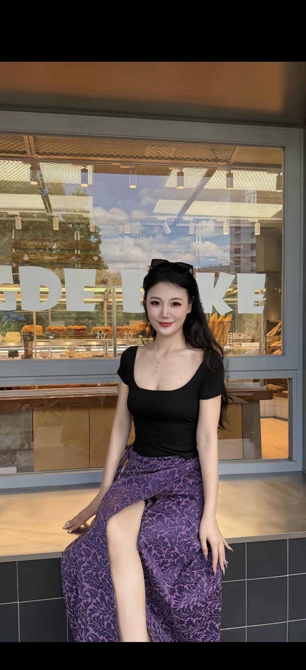 紫衣美人倚窗立，笑语如花映窗纱。