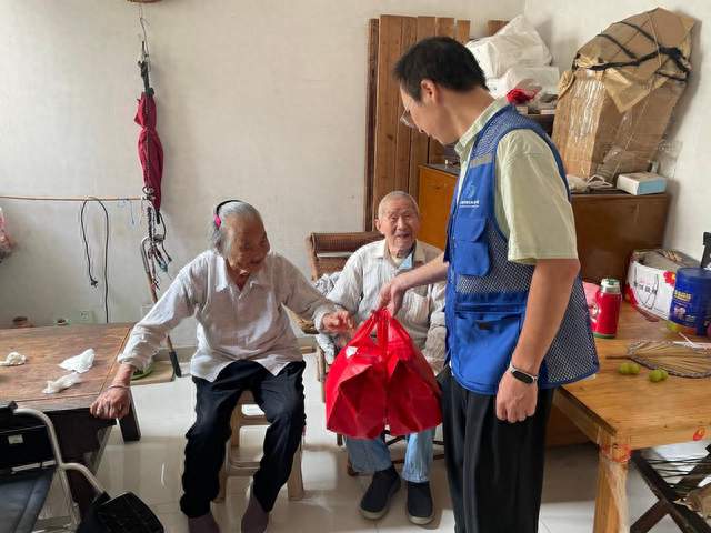 苏州工业园区斜塘街道荷韵社区：一糕一面送重阳，一言一策话治理