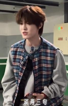 张泽禹唱两三句 被张泽禹的《两三句》狠狠拿捏了，每一句都唱到心坎里，太会唱了吧 