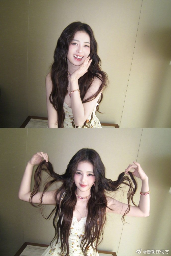 白鹿碎花裙元气随拍 抱着椰子，荡着秋千吹晚风，这才是春天该有的样子～的碎花裙造型