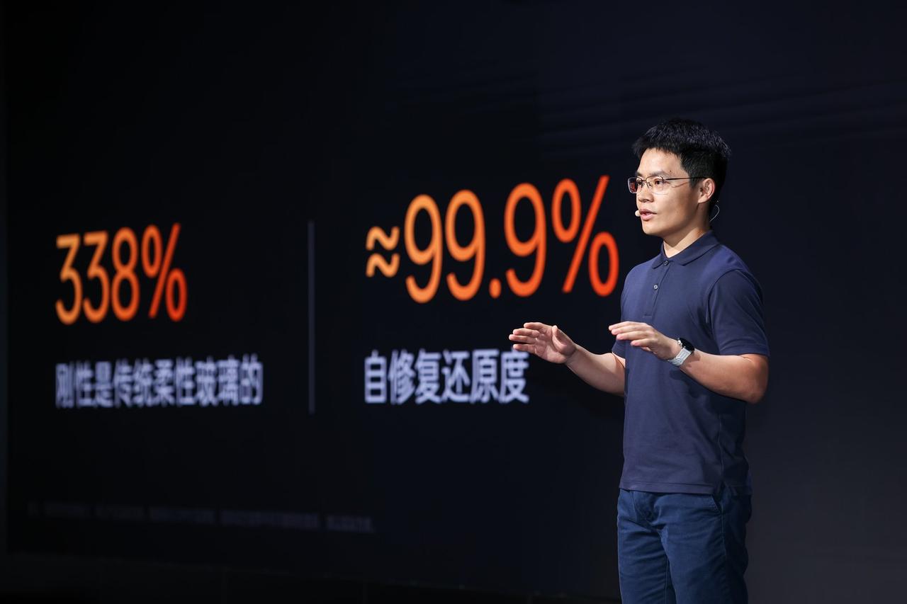 太不可思议了！连三星显示的朴俊勇都忍不住点赞，称OPPO Find N6的平整度