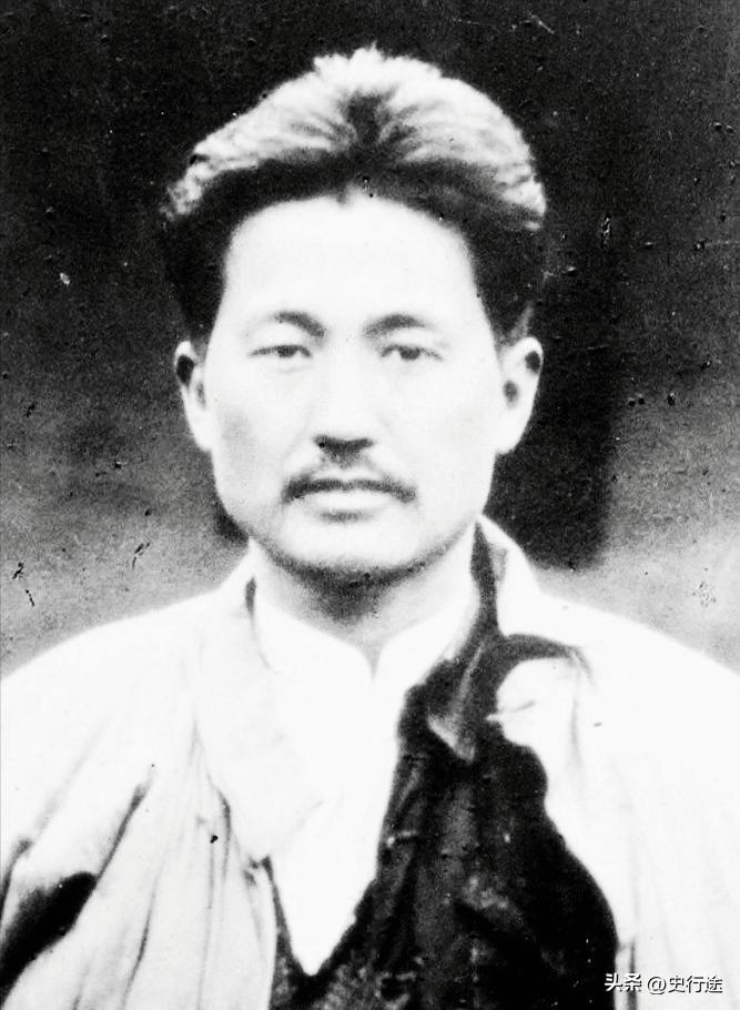 方志敏埋在江边22年无人发现，妻子至死未改嫁，子女多成才。
他牺牲后母亲立下家规