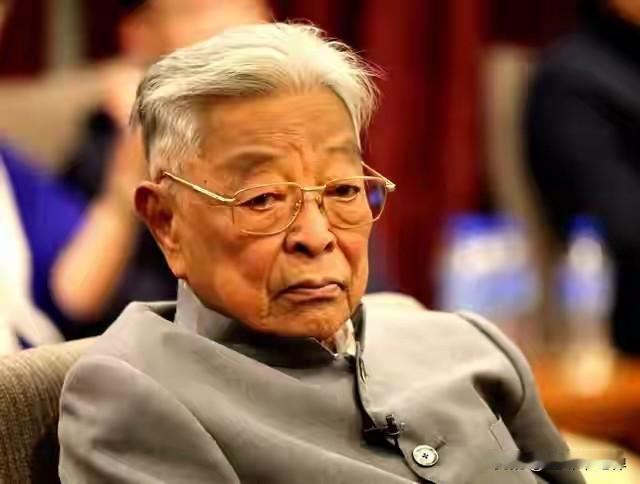 1994年，延安卷烟厂濒临倒闭。46岁的褚时健站在破旧的车间里，只说了句“我来试