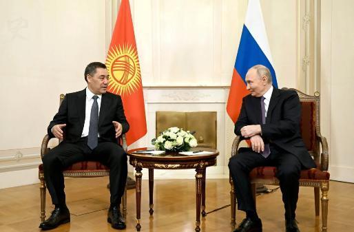 12月22日，吉尔吉斯斯坦总统坐在圣彼得堡的会议室里，用俄语对普京说：“吉尔吉斯
