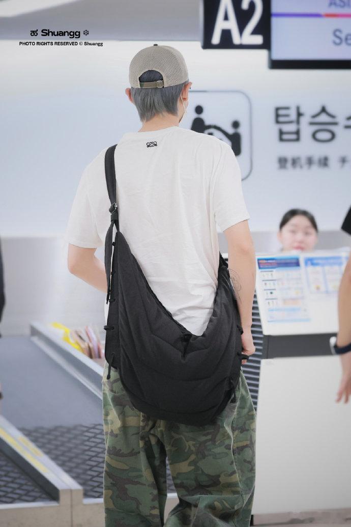 朴灿烈染新发色了 朴灿烈又染银发了，想知道会不会有侧剃 朴灿烈又染银发了