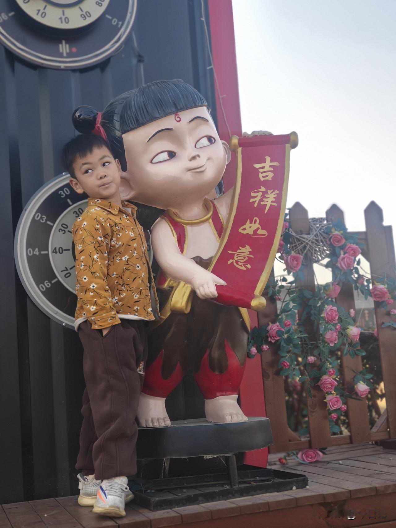 父母一定要问孩子的7个问题，
这7个问题呢比学习成绩还要重要。
1，你觉得自己优