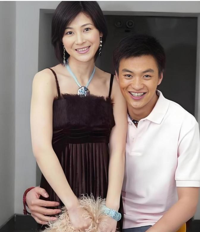 2年前，身家50亿的温州首富周旭辉，背着原配老婆，看上了演李云龙老婆的童蕾。在金
