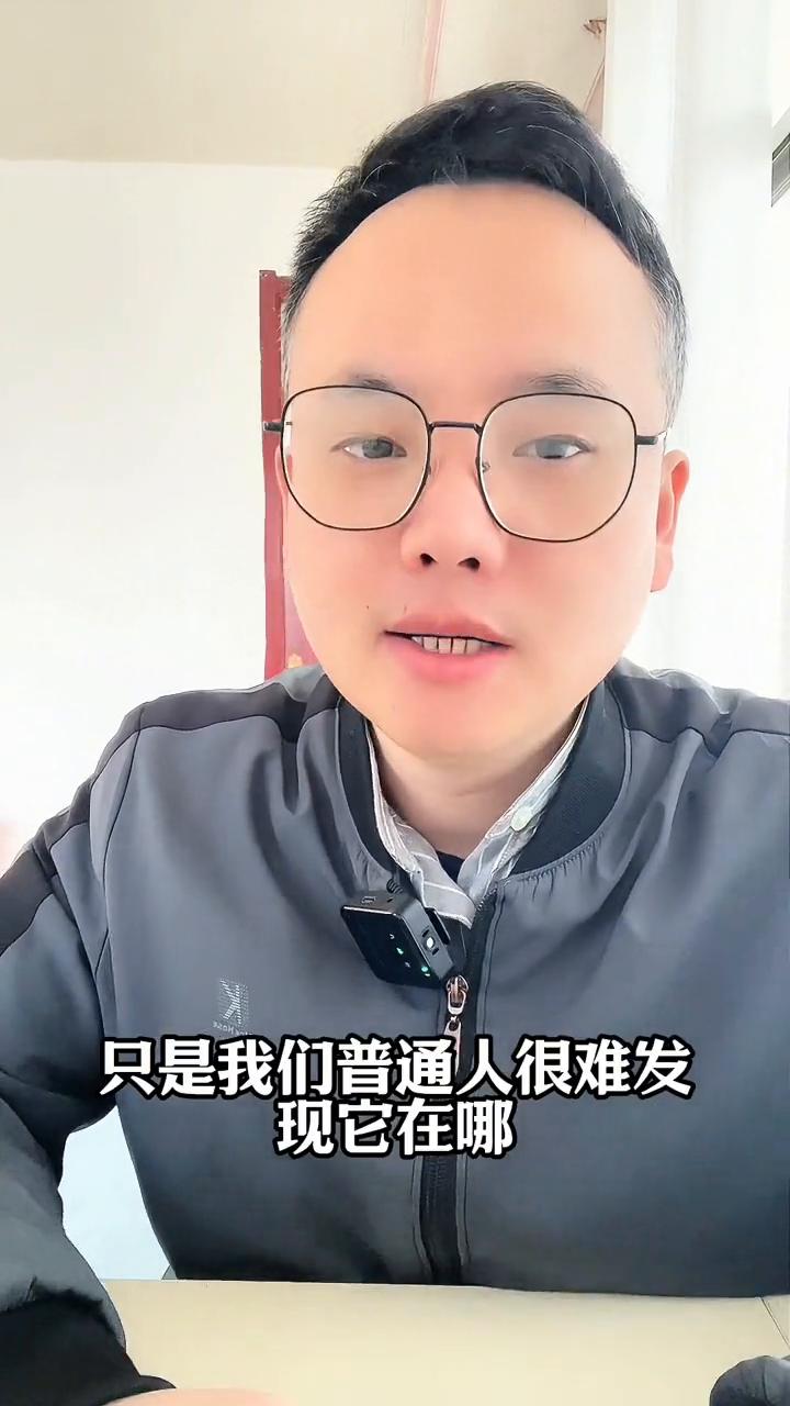 手机里的监听功能一定要记得关闭。
其实现在的智能手机都隐藏了一个监听功能，只是普