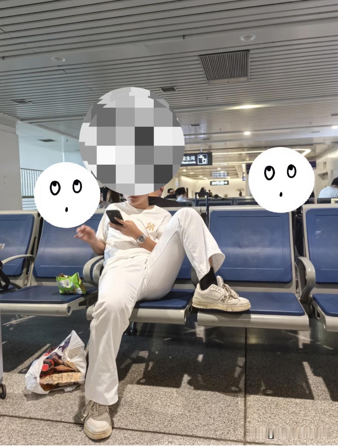 不打码发不出来的，不然真不给他面子，在火车站这样坐，十大恶人之一