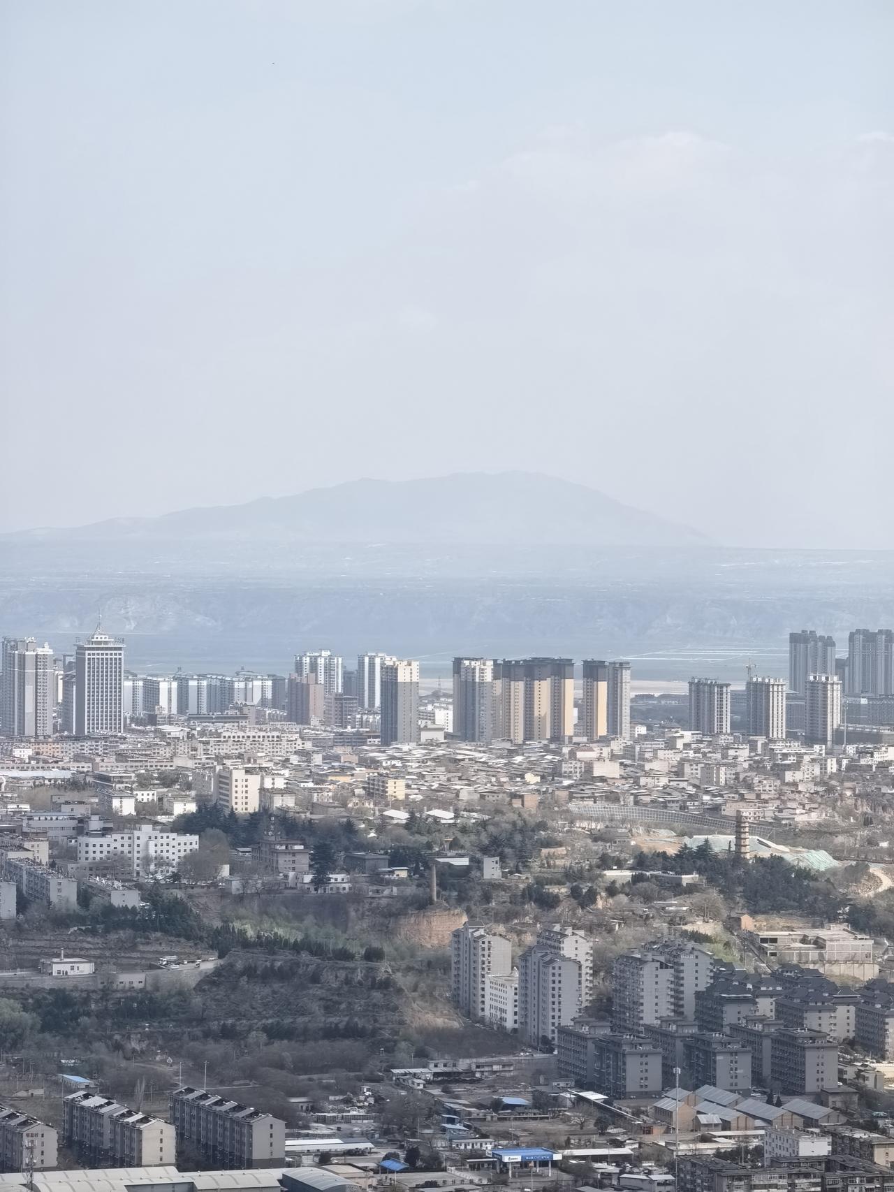 站在象山看孤山，感觉就在眼前，从风水的角度，可以看做韩城的照墙。曾经爬上孤山没有
