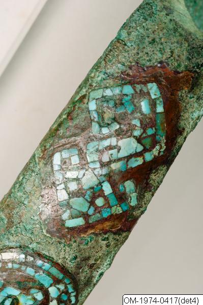 瑞典斯特哥尔摩亚洲艺术馆藏商晚期 嵌绿松石马头弓形器 