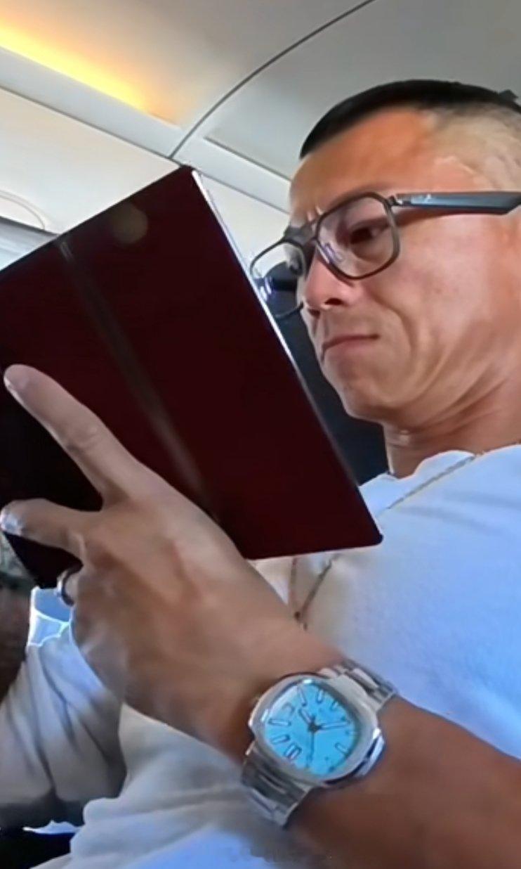 震哥咋回事那么苍老的感觉 ​​​
