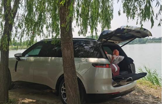 当初家里让我买MPV，但我觉得开起来没质感，太为家庭妥协了，所以在商量之后，买了