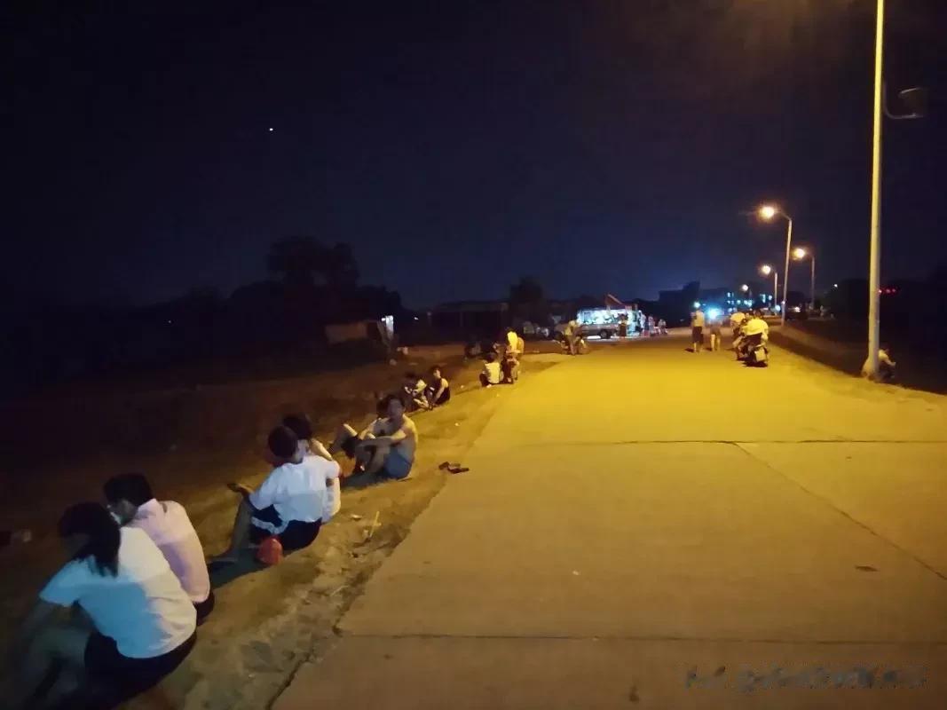 习惯了一个人穿过城市的喧嚣，习惯了白天不懂夜的黑