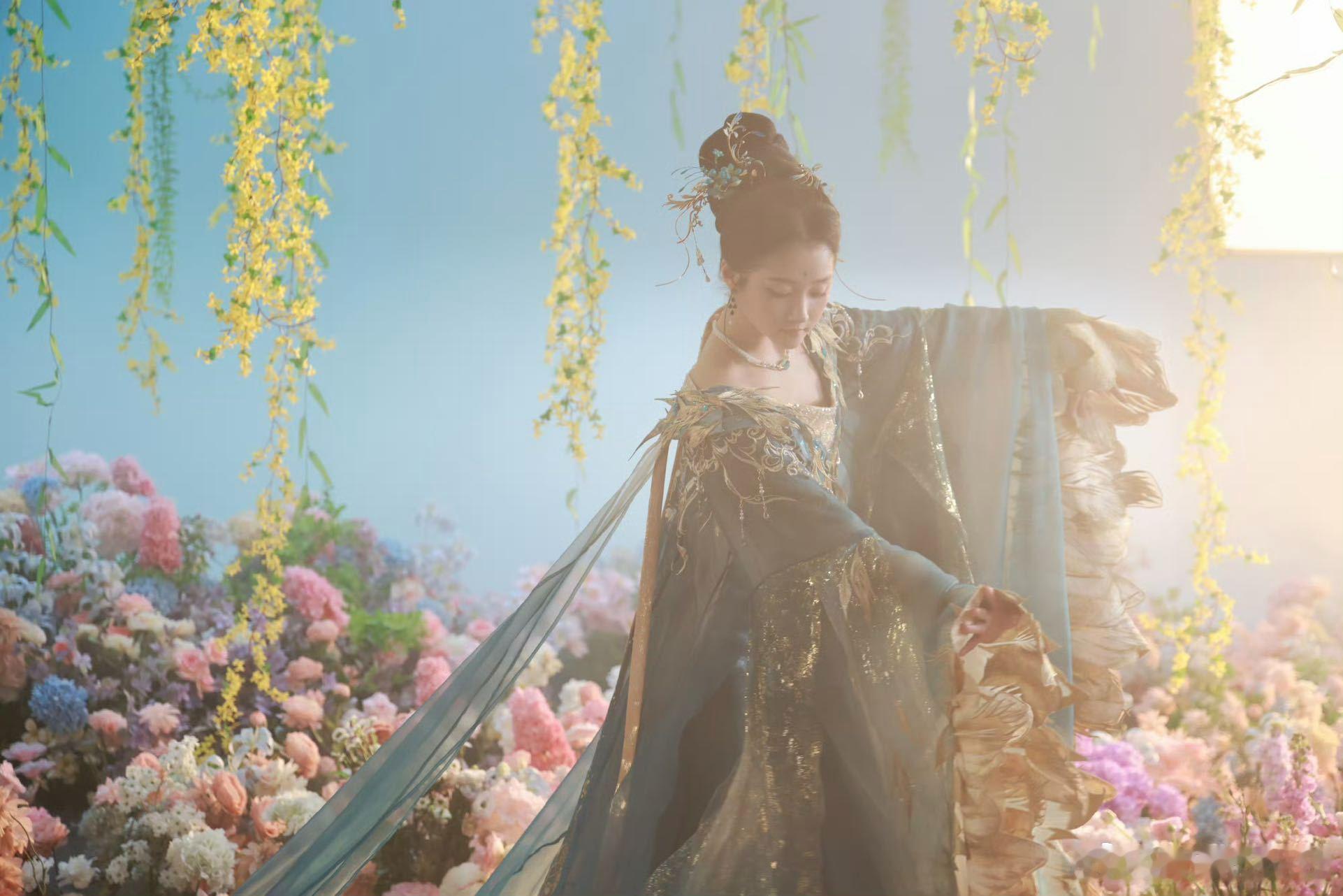 关晓彤青绿国风扮相 关晓彤在河南春晚《瑞鸟报春》的舞台也太惊艳了！一身青绿国风造