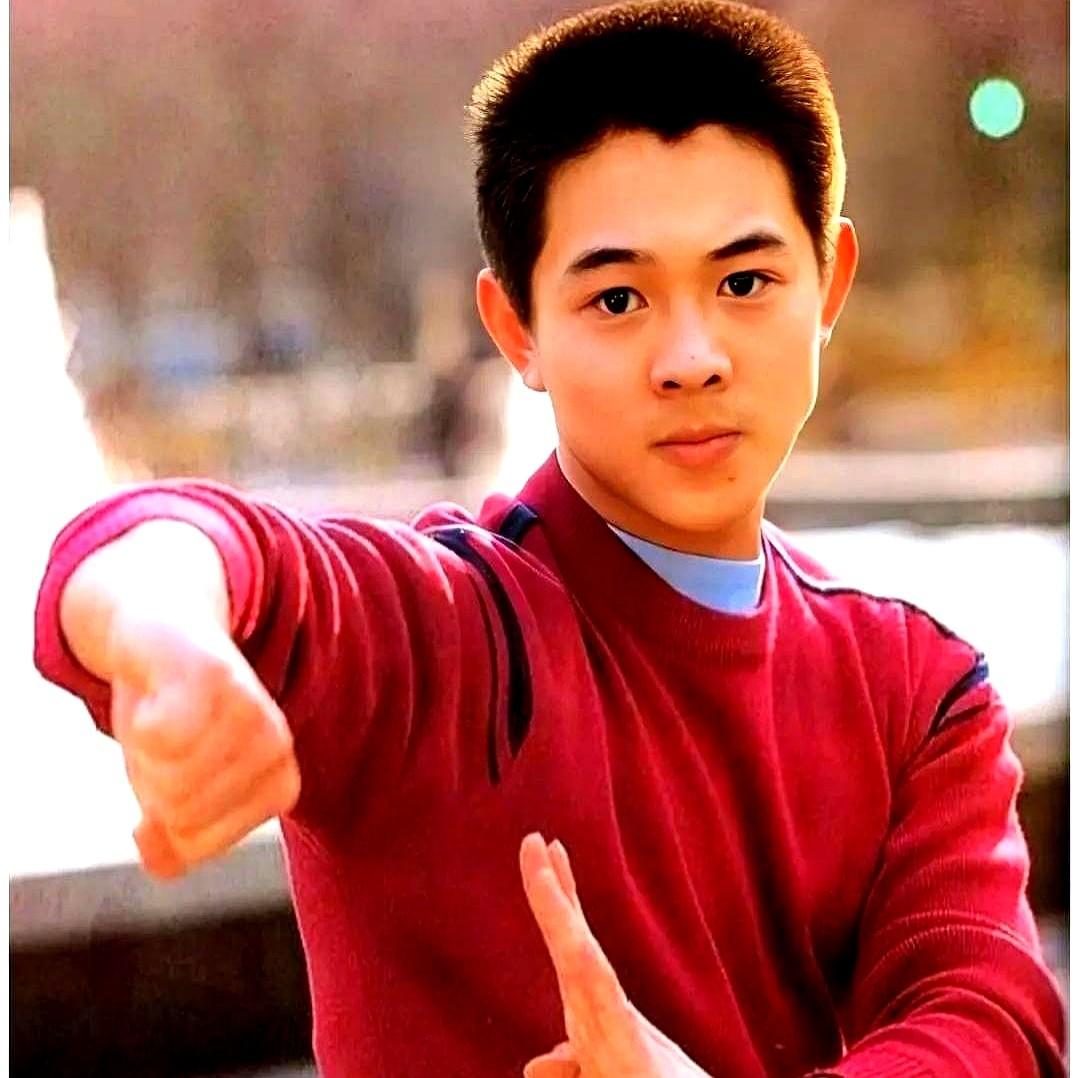 “李连杰给吴京当配角”这条新闻一出,很多人先以为又是标题,结果官宣坐实,微博瞬间