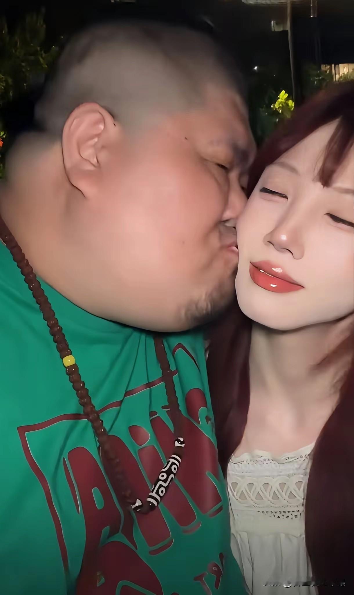 老天呐，小姐姐是怎么亲得下嘴的啊！[我想静静][我想静静]