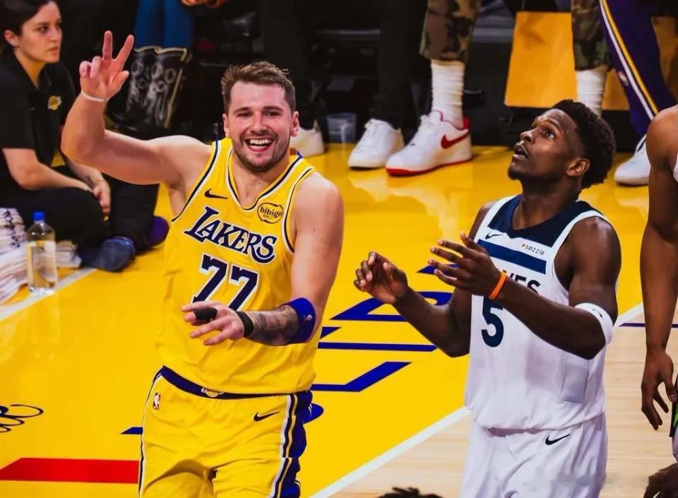 新赛季NBA常规赛开打后，西部格局显得有些混乱，夺冠大热门火箭，前两场比赛一胜难