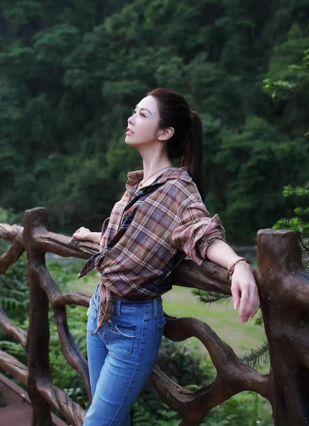 薛凯琪保养的真好，她真的不会老，虽然扁平，但是有宽度。 