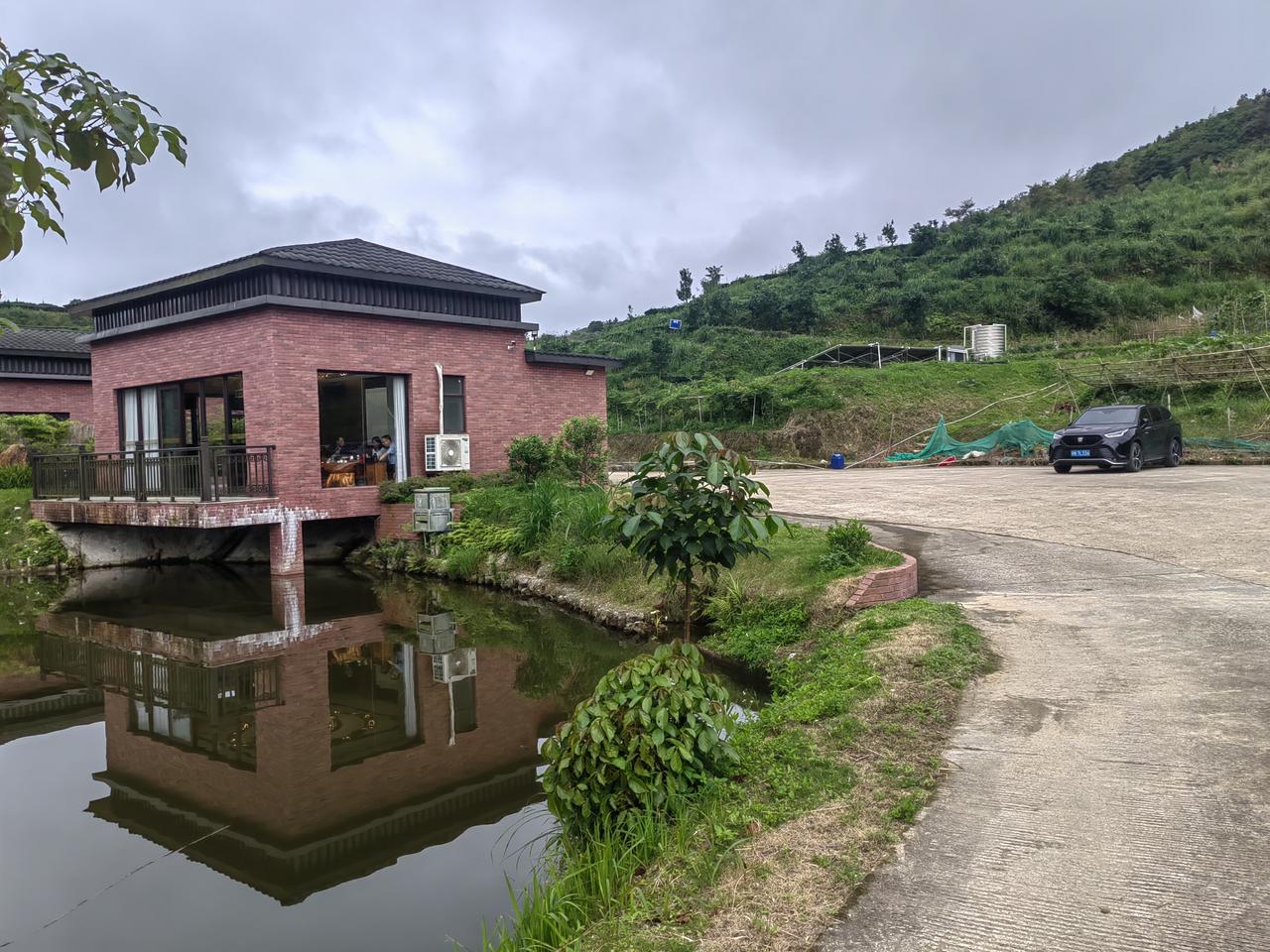 静谧乡村小屋，绿意盎然，车水相伴，悠然自得。