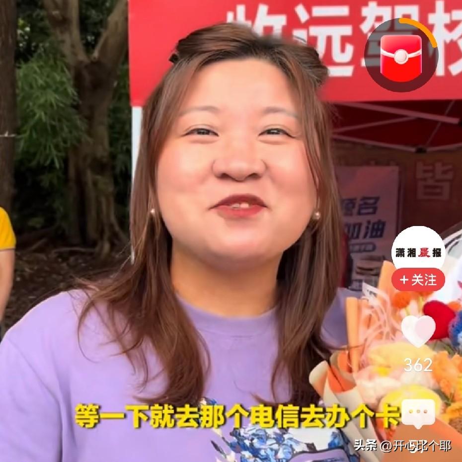 这位妈妈太懂娃了！

高考一结束，就带着全家人来校门口等孩子。

精心准备了花和