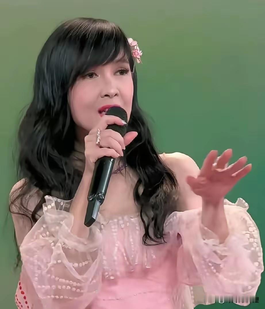 盯着屏幕看了好几眼，愣是没敢认这是周慧敏。

说实话，咱们普通人谁都会老，发福皱