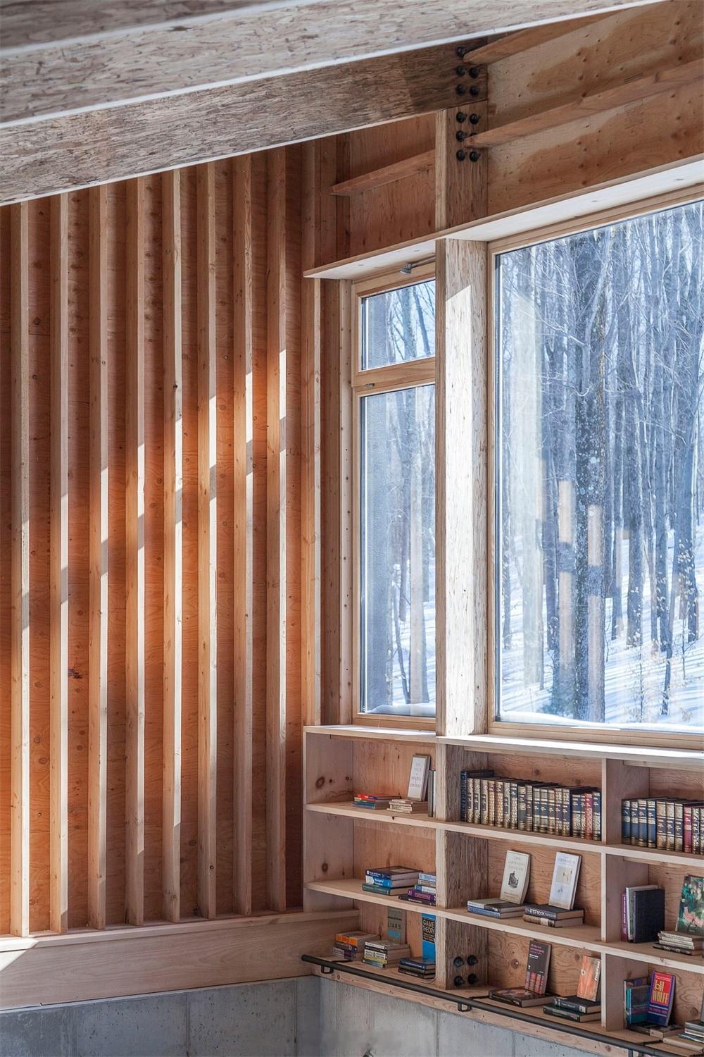 狭长坡地极简工作室住宅，双层通高通透格局，全景窗揽山野山谷风光。 