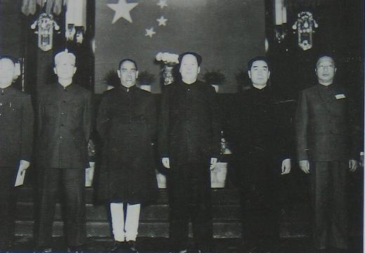 1950年4月1日，中国与印度共和国建立外交关系。图为印度驻华大使潘尼迦(左3)