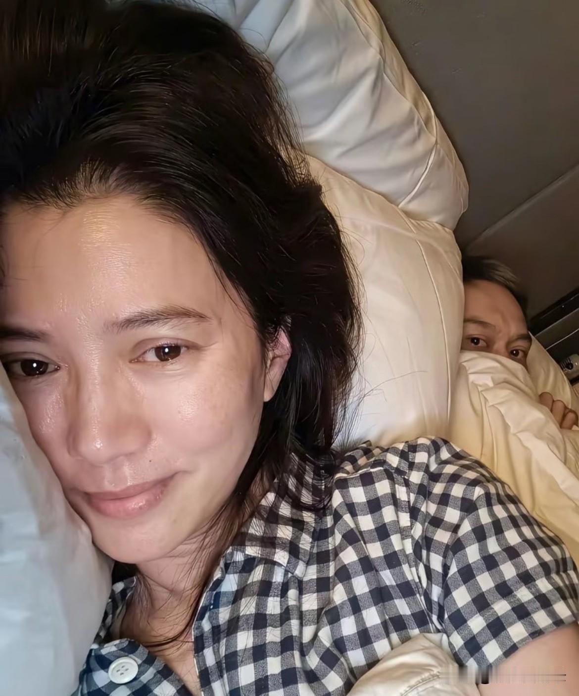 袁咏仪这也太大胆了吧？直接晒出和张智霖的床照，55岁还没分床睡，被网友夸奖娱乐圈